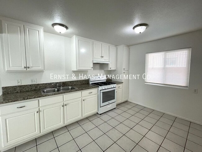 Building Photo - Fantastic 2 Bedroom Apartment with Parking!