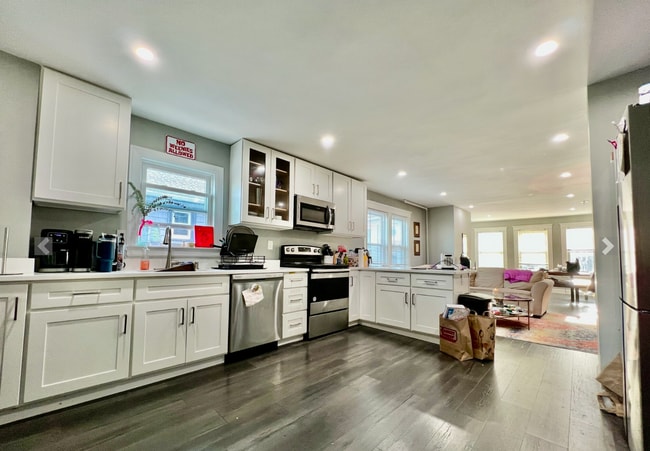 Building Photo - 159 Hillside St