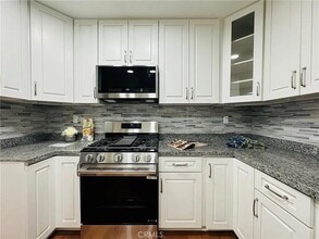 Building Photo - 626 Lake St