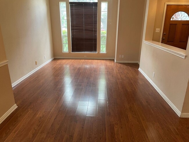 Building Photo - 4 Bedroom 2 Bathroom located in Santa Fe T...