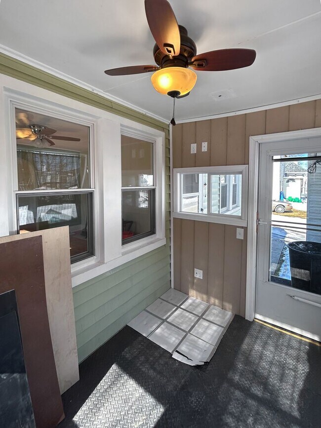 Foto del edificio - Welcome to this charming 2-bedroom, 1-bathroom home located in the heart of Crescent Township, PA