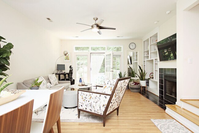 Foto del edificio - Light-Filled End-Unit Townhome in Forest Lakes North