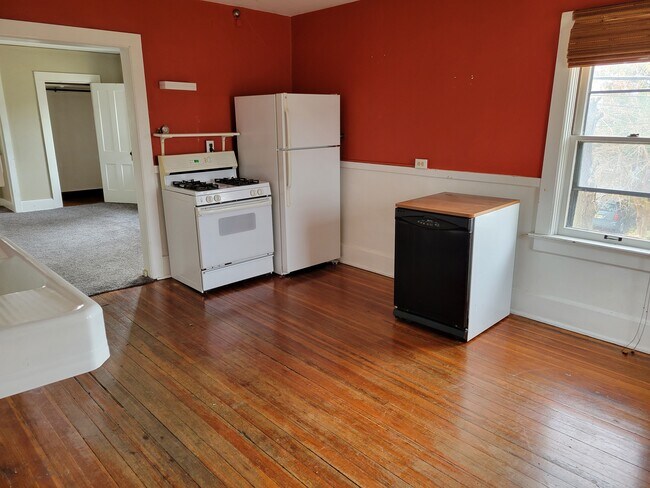 Kitchen - 336 W Scott St