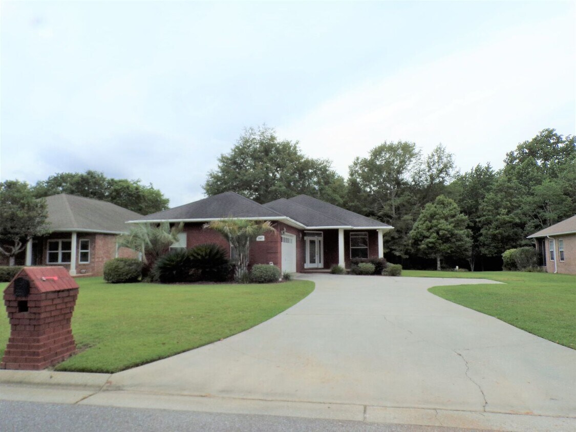 Foto principal - Spacious 3 Bed/2 Bath Home on Wooded Lot