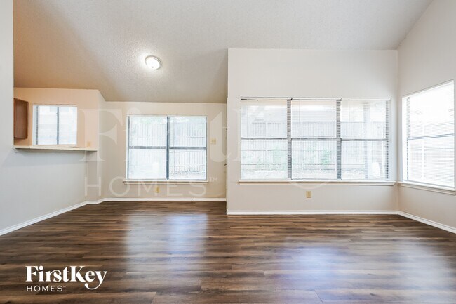 Foto del edificio - 922 Ramblewood Dr