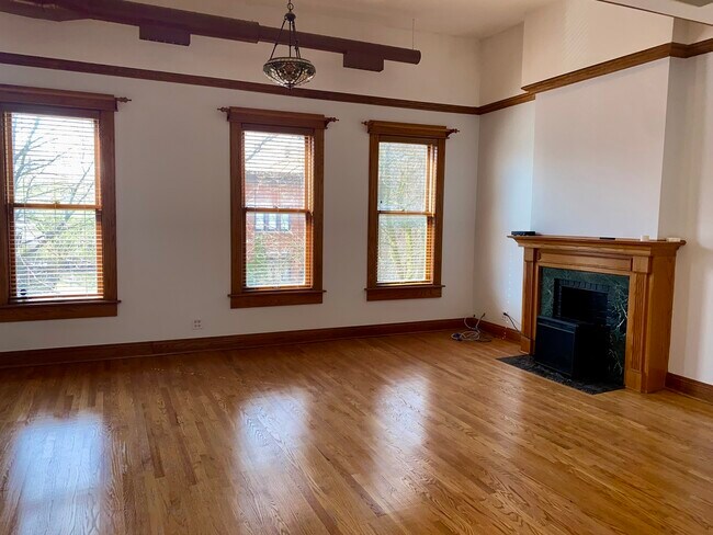 Building Photo - 917 S Oakley Blvd