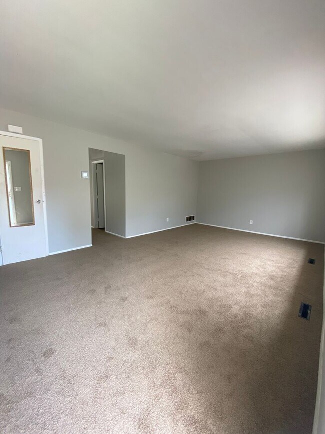Foto del edificio - Spacious 4 Bedroom 2.5 Bathroom Townhome i...
