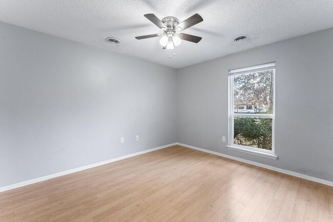 Foto del edificio - 2316-2318 Raven Ln