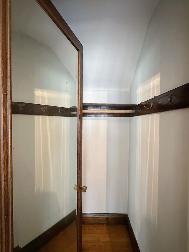 Building Photo - Charming Furnished 3BR/2BA Duplex in Histo...
