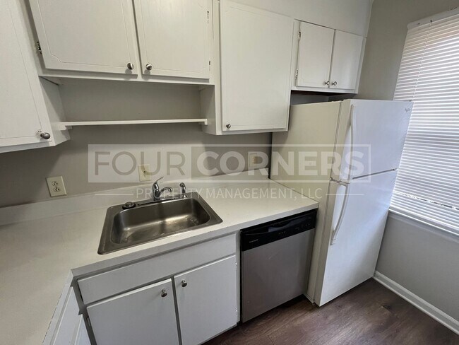 Building Photo - Lovely 2 Bedroom 1.5 Apartment