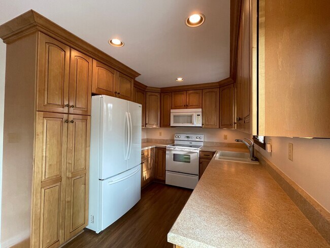 Building Photo - 984 Cherokee Dr