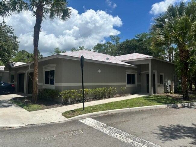 Building Photo - 220 Crestwood Cir
