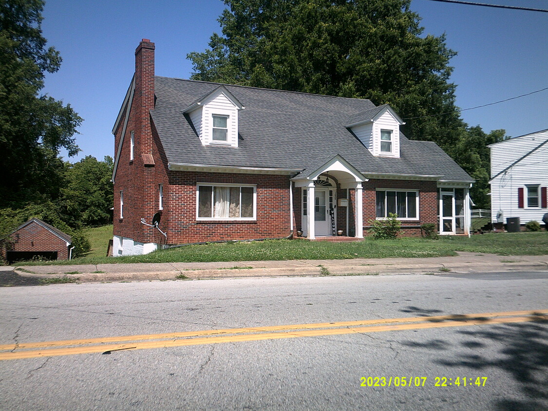 Primary Photo - 1635 N Main St