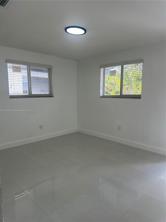Foto del edificio - 32 NW 46th St
