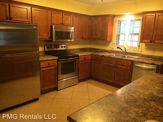 Building Photo - 4 br, 2 bath Room For Rent - 105 Oakleaf Dr