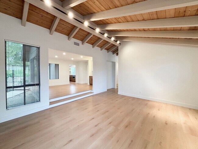 Building Photo - Beautifully Renovated 3BD/2.5BA House in L...