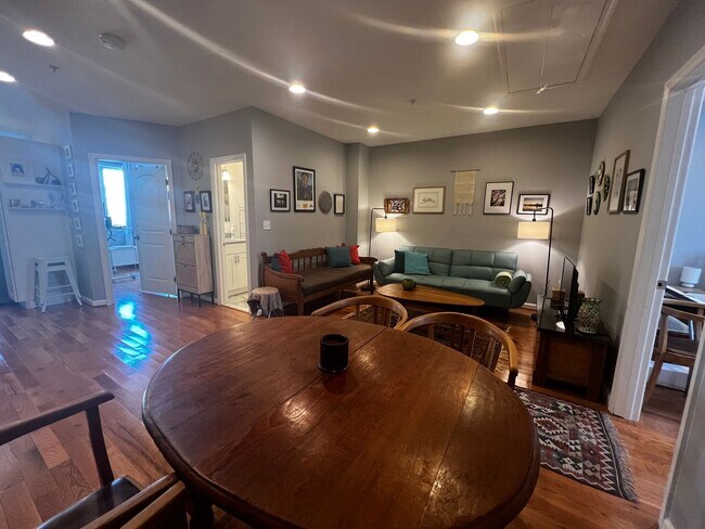 Foto del edificio - Beautiful 2 BR/2 BA Condo in Park View!