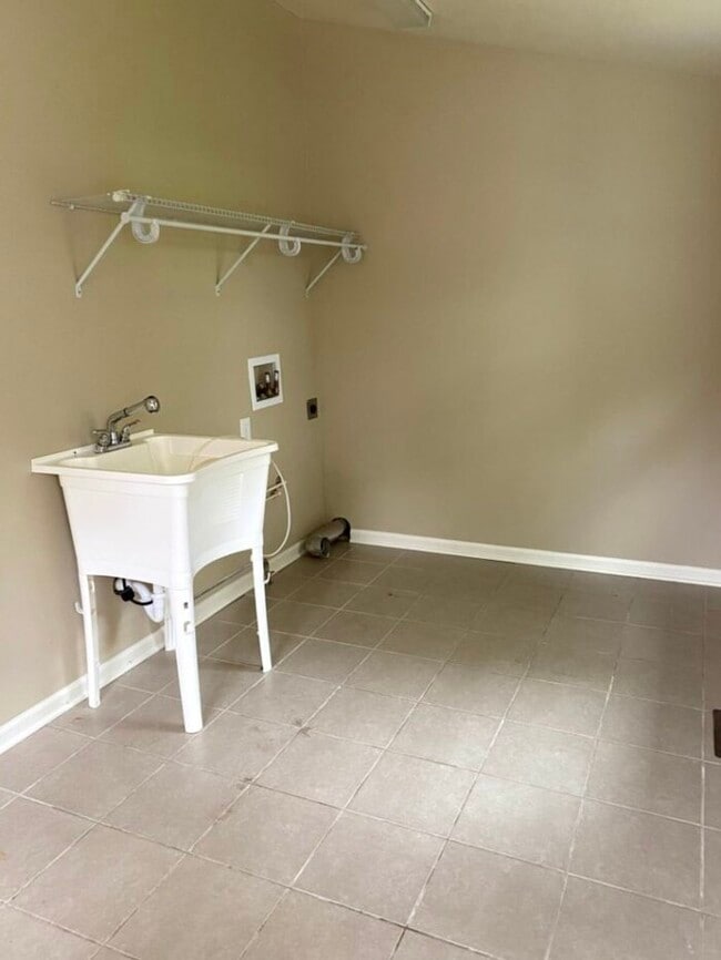 Foto del edificio - NEWLY RENOVATED 3 bdrm/2 bath - Sharon