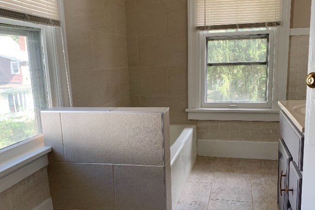 Building Photo - 1006 S Busey Ave