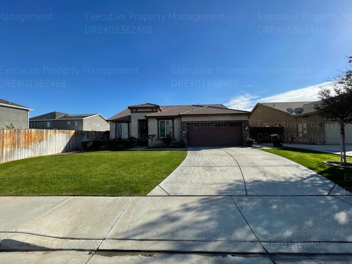 Foto principal - 4 bedrooms/ 2 bathrooms, with a patio.