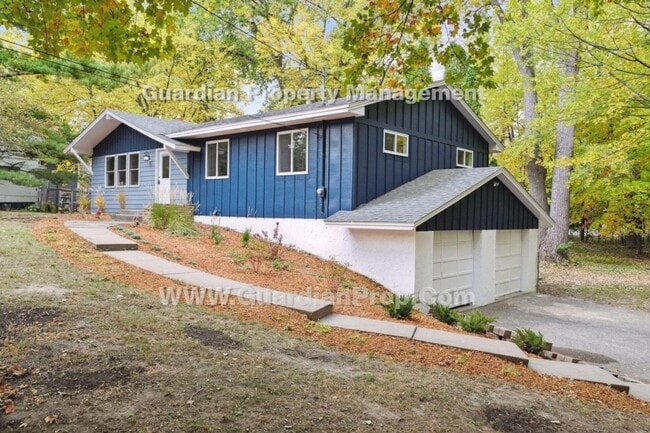 Building Photo - 1445 Cherry Pl