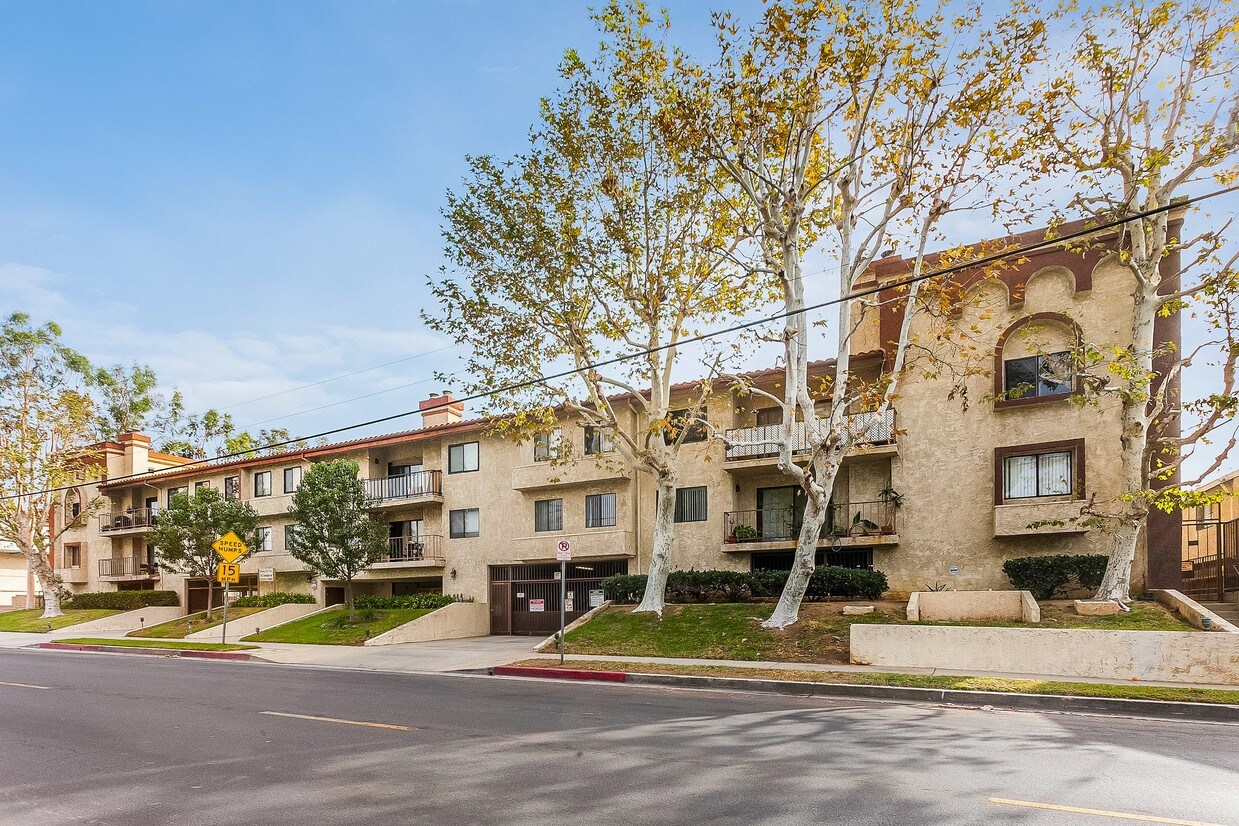 Foto principal - 9960 Owensmouth Ave