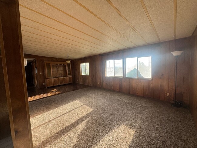 Building Photo - Country Living