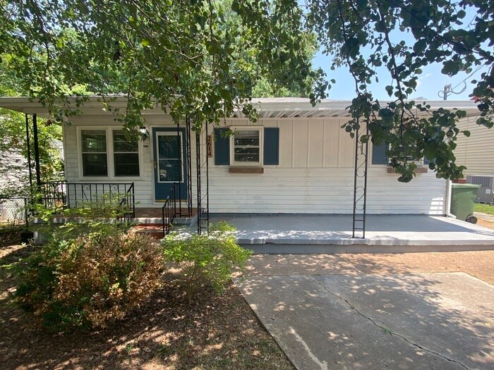 Primary Photo - Charming Bungalow!