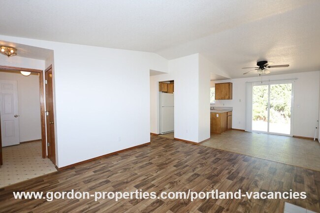 Building Photo - SE Schiller St - ranch style 3 bedroom home