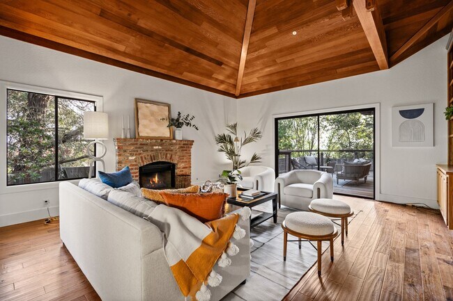 Building Photo - EXTRAORDINARY SPACIOUS FOUR BEDROOM HOME I...