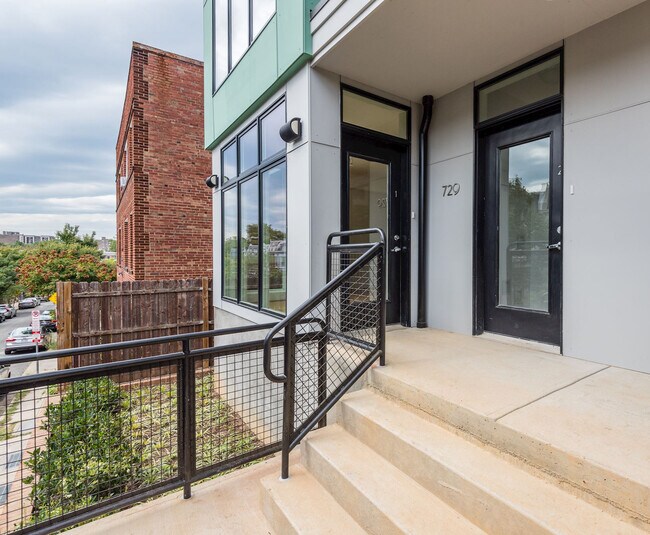 Foto del edificio - 729 Hobart Pl NW