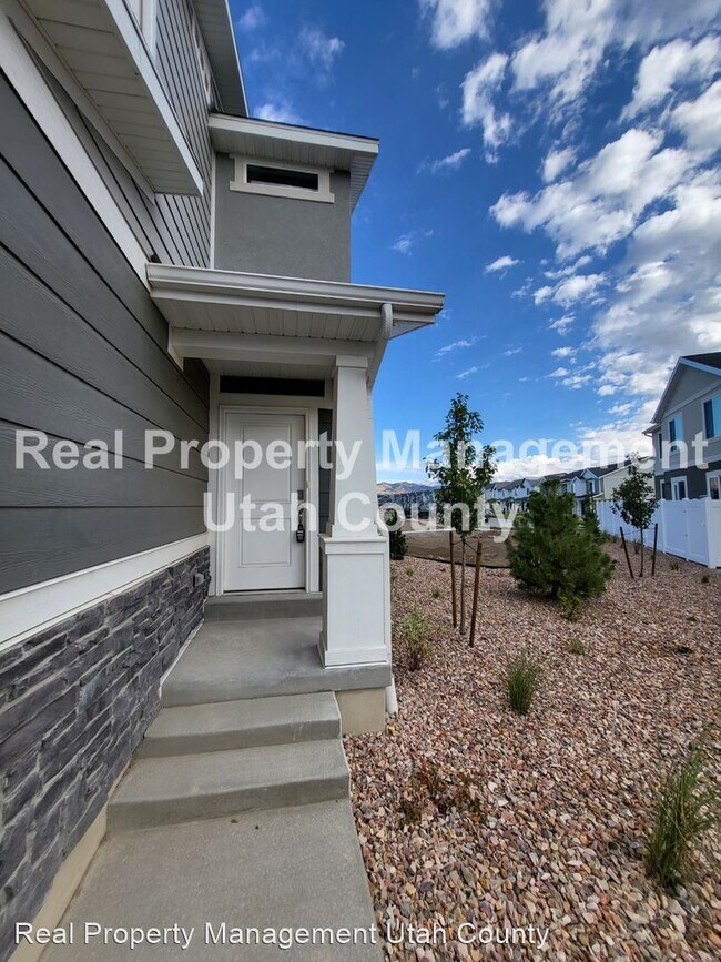 Building Photo - 3 br, 3.5 bath House - 1066 E Regatta Lane