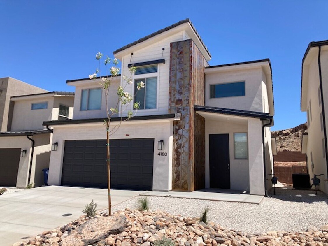Primary Photo - Beautiful 4 Bedroom Home in Desert Canyon!