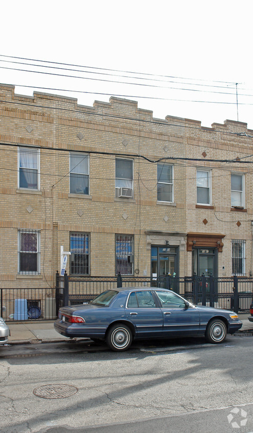 Primary Photo - 30-89 42nd St