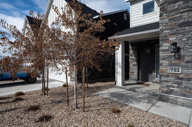 Building Photo - 721 E Zekes Ct