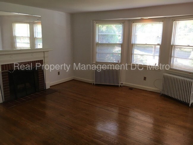 Building Photo - 3541 Highwood Dr SE