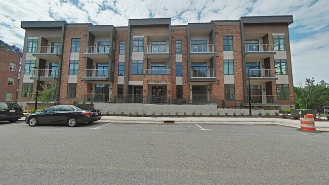 Building Photo - 2441 Campus Shore Dr
