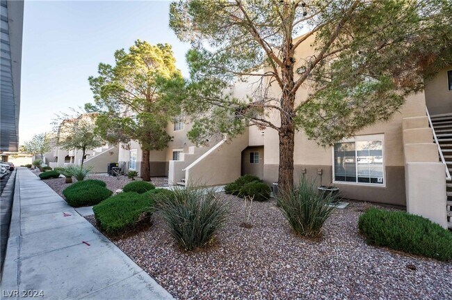 Building Photo - 1908 Villa Palms Ct