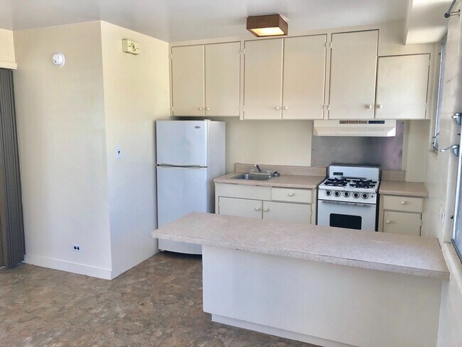 Foto del edificio - Lusitana Hale- 1 Bdrm, 1 Bath, and 1 Covered Parking with utilities included!