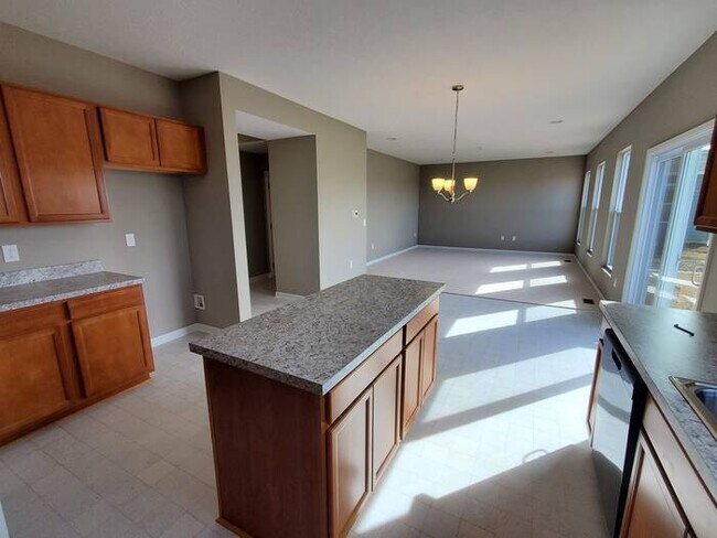 Foto del edificio - BRAND NEW & BEAUTIFUL 4 BEDROOM 2.5 BATH H...