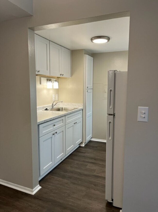 Building Photo - 841 Ludlow Ave