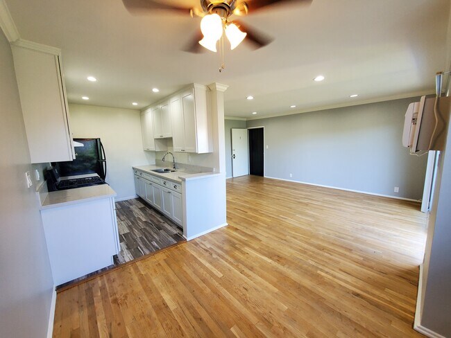 Building Photo - 940 N Sierra Bonita Ave