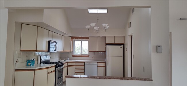 Building Photo - 93 Litchfield Ave