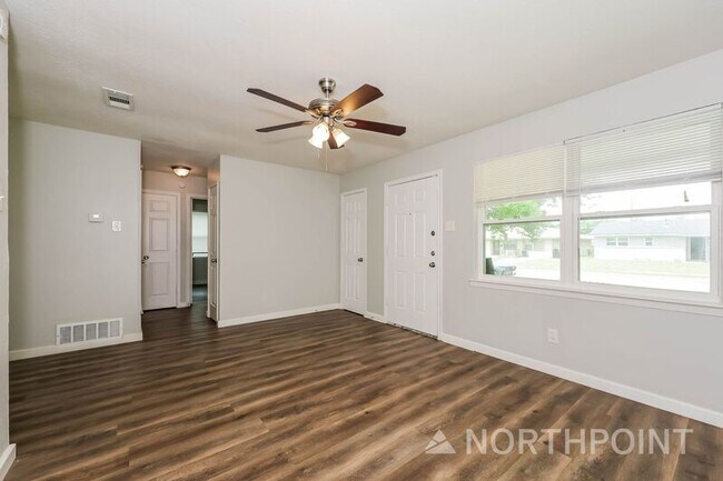 Building Photo - 1336 E Park Dr