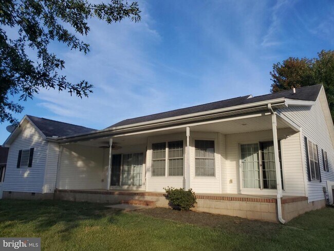 Building Photo - 620 Quaker Hill Rd