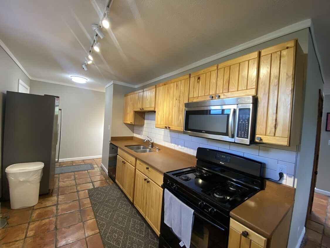 kitchen - 3110 Monte Vista Blvd NE
