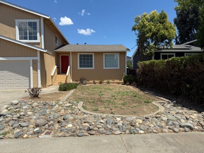 Building Photo - Rare Remodeled 5 Bedroom 2.5 Bath Tri Level in Vacaville