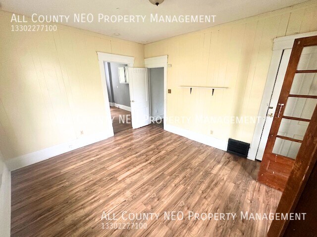 Building Photo - 2 bedroom, 1 bath unit in Akron!