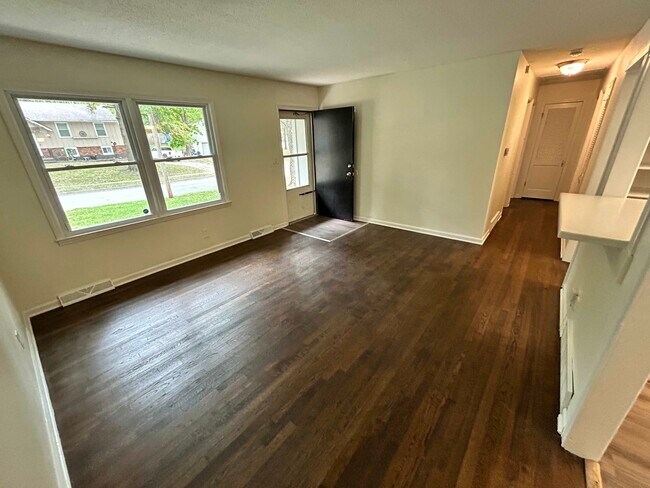 Building Photo - 3302 E 106th Ter