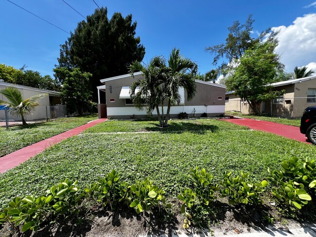 Building Photo - 5209 Pinewood Ave